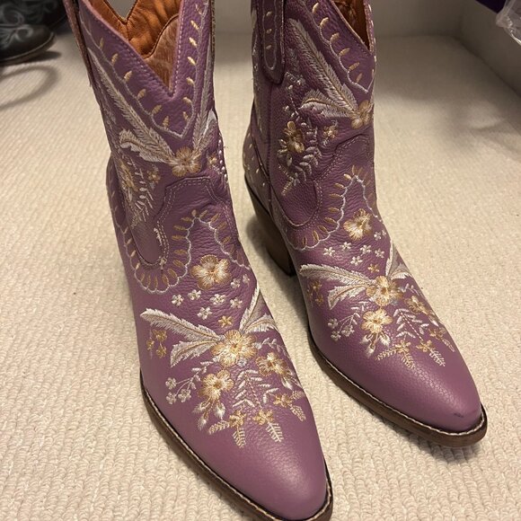 DINGO Primrose Bootie in Lavender Sz 9 NEVER WORN - Picture 2 of 16